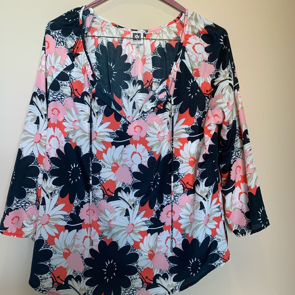 Floral tunic style v-neck blouse